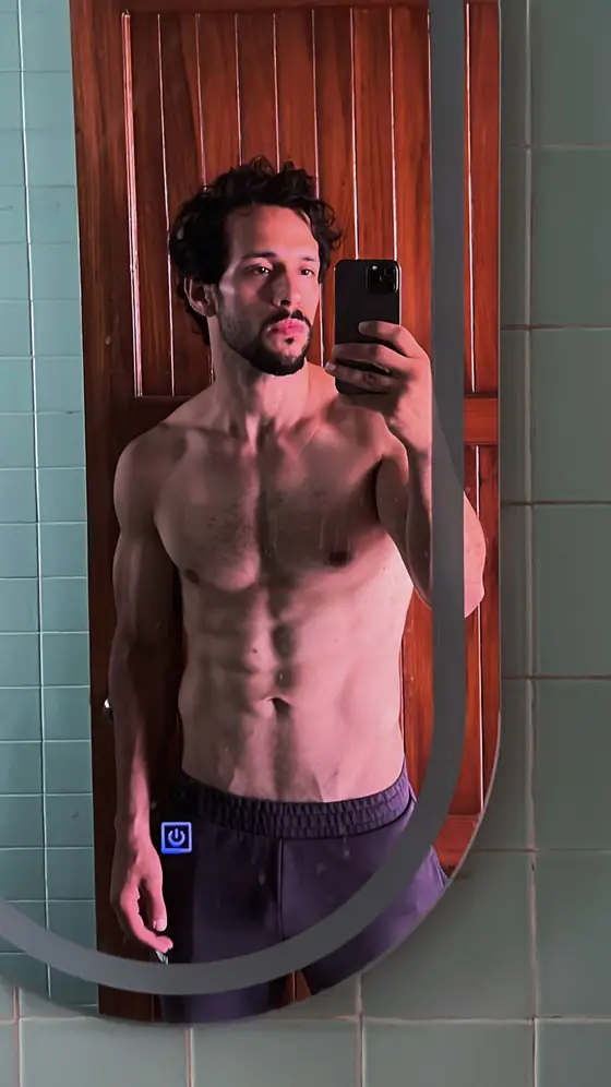 Gilberto Guerrero después de su transformación, foto al espejo