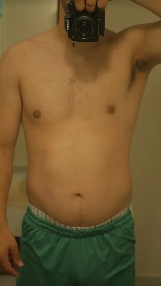Torso de Gilberto Guerrero antes de su transformación, con short verde