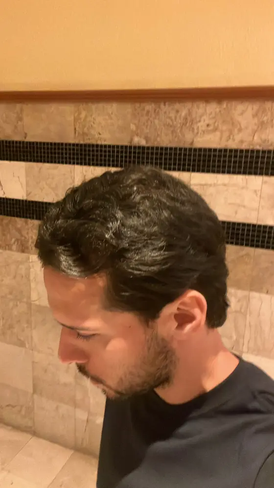 Gilberto Guerrero después de su transformación, mirando hacia abajo