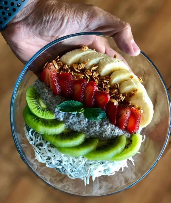 Bowl de chía con kiwi, fresa, plátano y granola