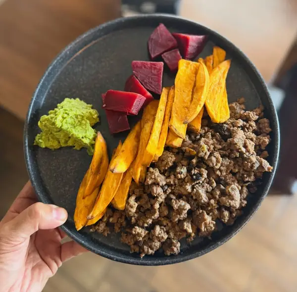 Plato con carne molida, camote, betabel y guacamole