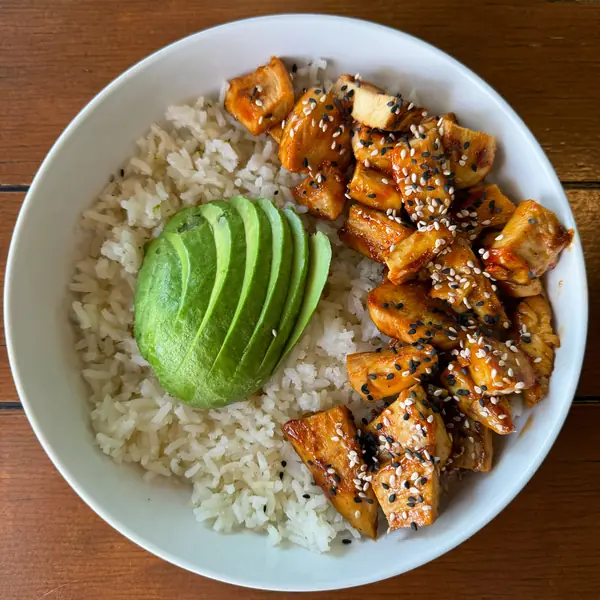 Bowl de arroz con pollo y aguacate