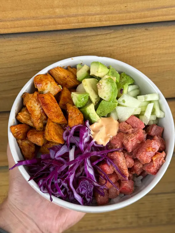 Bowl con camote, aguacate, col morada y proteína