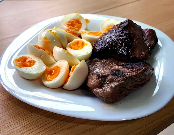 Huevos cocidos con carne