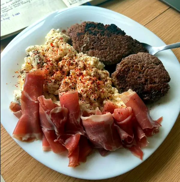 Jamón serrano con huevo y carne