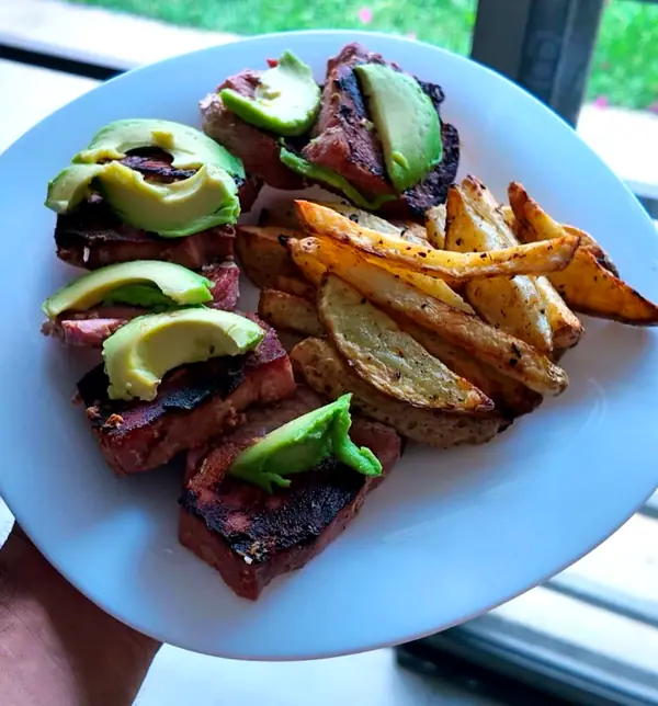 Carne con aguacate y papas al horno